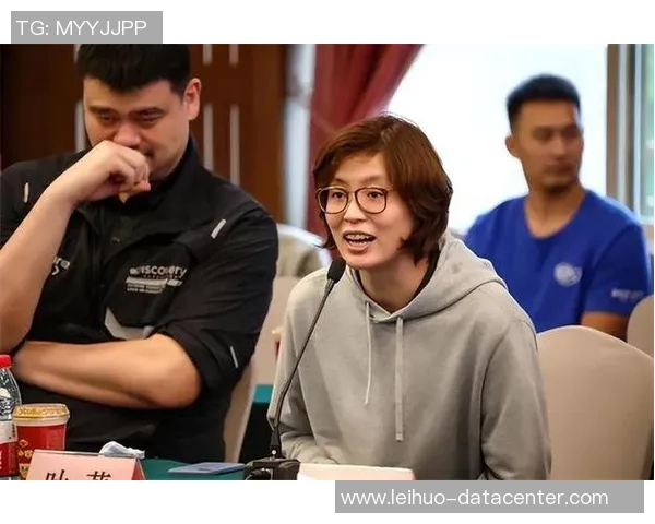 短发女神姚明的魅力瞬间展现，打破传统审美的时尚风潮