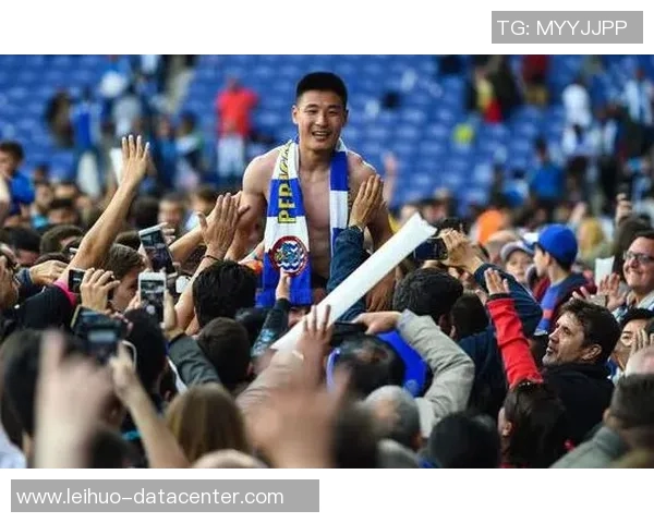 西甲激战：本菲卡大胜曼联5比1补时进球点燃全场激情