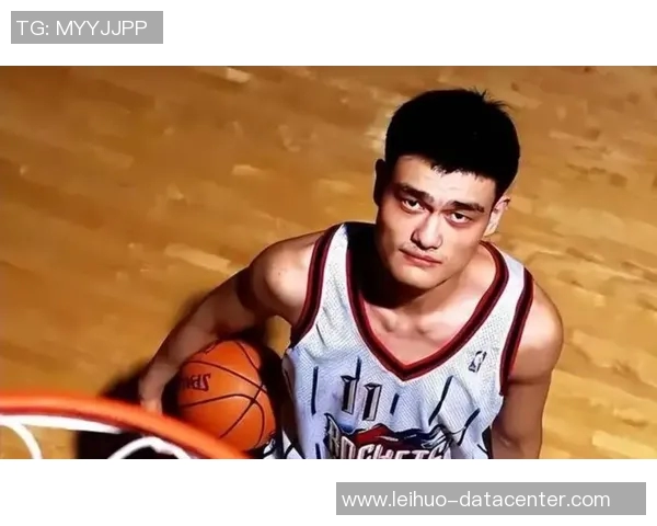 姚明在古巴拍照留念展现篮球巨星的独特魅力与风采