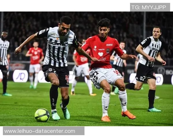 意甲激战:利物浦大胜巴黎圣日耳曼乌龙球成比赛转折点 意甲激战:利物浦大胜巴黎圣日耳曼乌龙球成比赛转折点